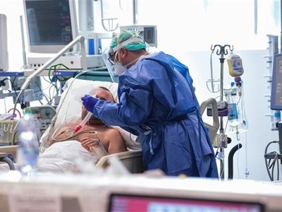 Bệnh nhân nhiễm COVID-19 được điều trị tại bệnh viện ở Lombardy, Italy, ngày 17/3/2020. (Ảnh: AFP/TTXVN).