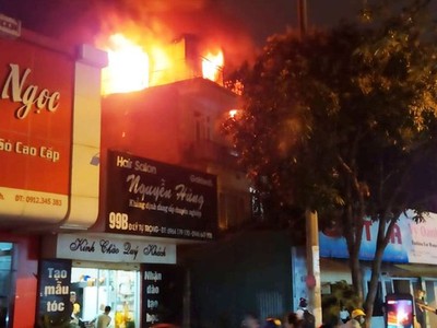 Ngọn lửa bùng phát tại tiệm giặt là trong khu vực đông dân cư.