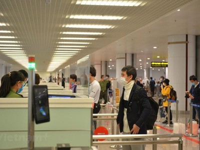 Hành khách làm thủ tục nhập cảnh tại sân bay Nội Bài. (Ảnh: Hoàng Anh/Vietnam+).