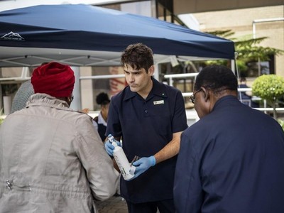 Khử trùng tay tại một cơ sở y tế tại thủ đô Pretoria, Nam Phi. (Ảnh: Trương Phi Hùng/TTXVN).