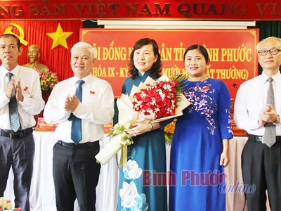 Lãnh đạo Tỉnh ủy, HĐND, UBND tỉnh Bình Phước chúc mừng đồng chí Huỳnh Thị Hằng.