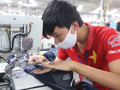 Nhiều doanh nghiệp xuất khẩu đang đau đầu với bài toàn thiếu nguyên liệu sản xuất và thị trường tiêu thụ.