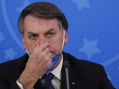Tổng thống Brazil Jair Bolsonaro tại cuộc họp báo về Covid-19 ở Brasilia hôm 20/3. Ảnh: AFP.