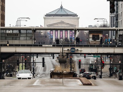 Cảnh vắng lặng trên đường phố Roosevelt trong ngày đầu tiên thực hiện khuyến nghị 'an toàn hơn là nên ở nhà' tại Chicago, bang Illinois, Mỹ. (Ảnh: THX/TTXVN).