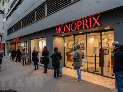 Người dân xếp hàng bên ngoài một siêu thị ở Paris, Pháp trong bối cảnh dịch COVID-19 lan rộng. (Ảnh: THX/TTXVN).