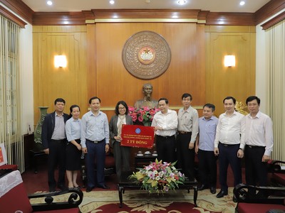 Thay mặt tập thể cán bộ công nhân viên, Thứ trưởng, Tổng Giám đốc BHXH Việt Nam Nguyễn Thị Minh đã trao 2 tỷ đồng ủng hộ phòng, chống dịch Covid-19. 