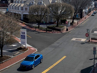 Các cửa hàng trên con phố trung tâm thị trấn Westport, bang Connecticut, Mỹ đóng cửa do Covid-19. Ảnh: NY Times.