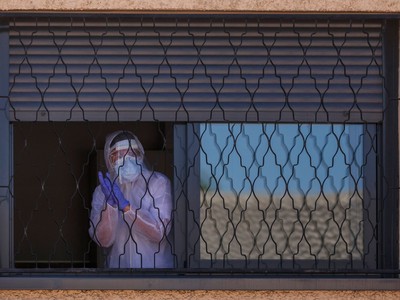 Một thành viên của Đơn vị khẩn cấp đang khử trùng vùng ngoại ô Getafe của Madrid vào ngày 25/3. Ảnh: AFP.