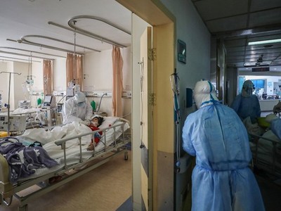 Chăm sóc bệnh nhân Covid-19 tại buồng bệnh ở thành phố Vũ Hán, Trung Quốc, hồi tháng 2/2020. Ảnh: AFP.