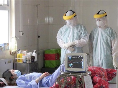 Các bác sỹ theo dõi diễn biến sức khỏe bệnh nhân nhiễm COVID-19 tại Bệnh viện bệnh lý hô hấp cấp tính số 2 (thành phố Hạ Long). (Ảnh: TTXVN phát).