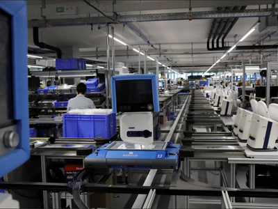 Geneal Motors và Ventec Life Systems hét giá tới 18.000 USD mỗi máy thở. Ảnh: SCMP.