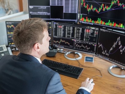 Chứng khoán “thoát tối” nhờ hy vọng về thuốc điều trị Covid-19