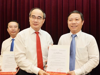 Ông Dương Anh Đức (phải) vừa được bầu làm Phó Chủ tịch UBND Thành phố Hồ Chí Minh.