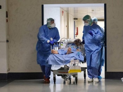 Số người mắc Covid-19 tăng nhanh gây sức ép lớn lên hệ thống y tế của Italia. (Ảnh: EPA).