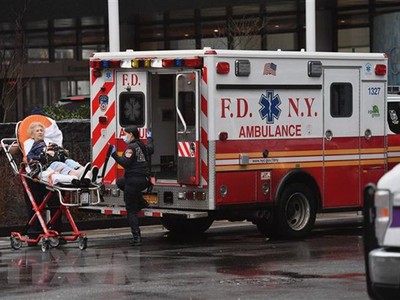 Nhân viên y tế chuyển bệnh nhân nghi nhiễm COVID-19 tới bệnh viện ở New York, Mỹ, ngày 23/3/2020. (Nguồn: AFP/TTXVN).