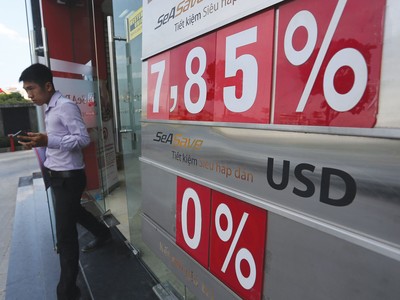 Việc các ngân hàng hạ mặt bằng lãi suất huy động cả kỳ hạn ngắn và dài góp phần làm giảm mức hấp dẫn của việc nắm giữ VND.