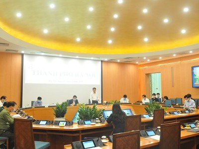 Chủ tịch UBND TP Nguyễn Đức Chung báo cáo tại điểm cầu Hà Nội.