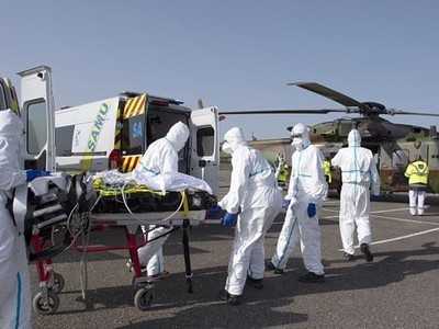 Nhân viên y tế di chuyển một bệnh nhân nhiễm nCoV ở Metz, phía đông nước Pháp, đến Essen, Đức, ngày 28/3.