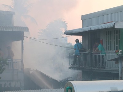 Đám cháy với cột khói cao bao trùm và lan ra cả các khu nhà liền kề của phường Mỹ Bình, thành phố Long Xuyên (An Giang). (Ảnh: Công Mạo/TTXVN).
