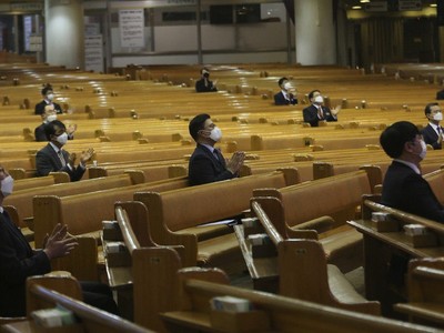 Tín đồ giữ khoảng cách ở một nhà thờ tại Seoul hôm 29/3. Ảnh: AP.