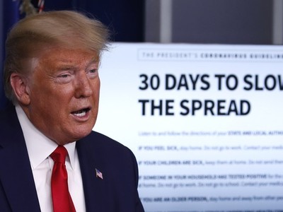 "Đây sẽ là hai tuần rất, rất đau đớn", TT Trump thừa nhận trong họp báo ngày 31/3. Ảnh: AP.