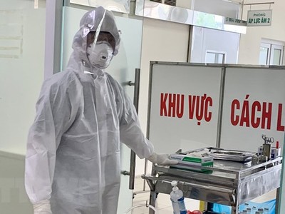 Bác sỹ Bệnh viện Bệnh nhiệt đới Trung ương cơ sở 2 điều trị bệnh nhân COVID-19 được trang bị bảo hộ theo tiêu chuẩn quy định. (Ảnh: TTXVN phát).