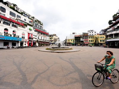 Dù chưa có lệnh phong toả, nhưng nhiều tuyến phố ở thủ đô Hà Nội nhiều ngày qua đã vắng người đi lại.