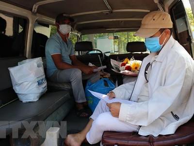 Bệnh nhân nhận và kiểm tra giấy chứng nhận ra viện. (Ảnh: Nguyễn Thành/TTXVN).