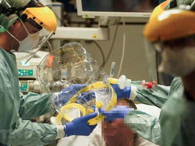 Nhân viên y tế điều trị cho bệnh nhân nhiễm COVID-19 tại bệnh viện ở Brussels, Bỉ, ngày 27/3/2020. (Ảnh: AFP/TTXVN).