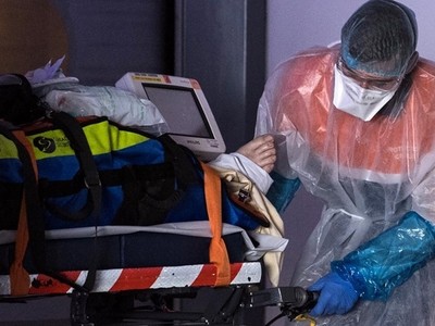 Nhân viên y tế di chuyển bệnh nhân nhiễm nCoV tới một bệnh viện ở Paris, Pháp, ngày 1/4. Ảnh: AFP..
