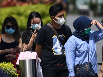 Người dân đeo khẩu trang phòng dịch COVID-2 tại Singapore. (Ảnh: AFP/TTXVN).