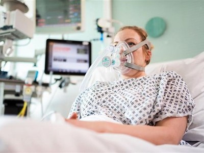 Bệnh nhân sử dụng máy trợ thở. (Ảnh minh họa. AFP/TTXVN).