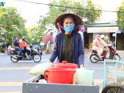 Nhiều người bán hàng rong được nhận gạo từ các nhà hảo tâm. 