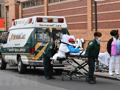 Nhân viên y tế chuyển bệnh nhân mắc COVID-19 từ xe cứu thương vào một bệnh viện ở New York, Mỹ ngày 2/4/2020. (Ảnh: AFP/TTXVN).