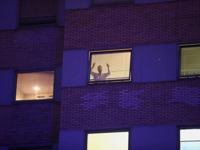 Một bệnh nhân giơ tay từ một căn phòng bên trong bệnh viện Gregorio Maranon ở Madrid, Tây Ban Nha. (Ảnh: Reuters).