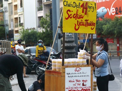 TP.HCM: Xúc động những hình ảnh chung tay giúp đỡ các hoàn cảnh khó khăn mùa dịch