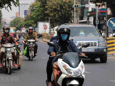 Người dân đeo khẩu trang phòng dịch COVID-19 tại Phnom Penh, Campuchia ngày 25/3/2020. (Ảnh: THX/TTXVN).