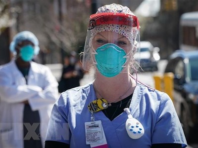 Nhân viên y tế đeo khẩu trang N95 và các thiết bị bảo hộ nhằm ngăn virus SARS-CoV-2 gây dịch COVID-19 tại New York, Mỹ ngày 1/4/2020. (Ảnh: AFP/TTXVN).