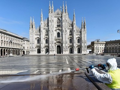 Nhân viên y tế Italy khử khuẩn nơi công cộng. (Ảnh: CNBC).