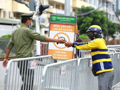 Hàng rào bảo vệ phía bên ngoài cổng bệnh viện Bạch Mai. (Ảnh: Minh Quyết/TTXVN).