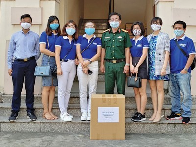 Tại Bộ Tư lệnh TP.HCM, MBS trao tặng số quà gửi đến Bệnh viện dã chiến Củ Chi.