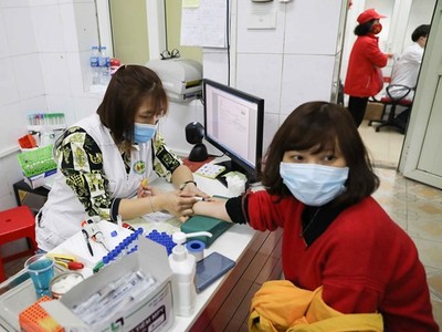 Lấy mẫu máu xét nghiệm cho tình nguyện viên đăng ký hiến máu tại địa chỉ 26 Lương Ngọc Quyến, quận Hoàn Kiếm, Hà Nội. (Ảnh: TTXVN).