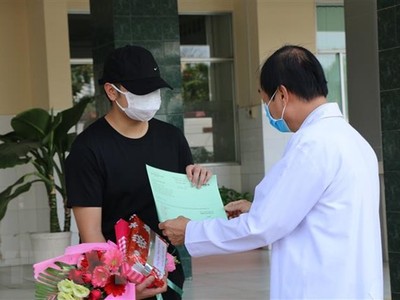 Trao quà và trao giấy xuất viện bệnh nhân. (Ảnh minh họa. Chương Đài/TTXVN).