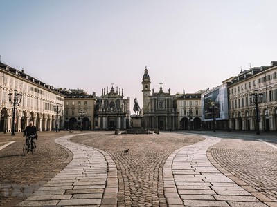 Cảnh vắng vẻ trên Quảng trường ở Turin, Italy do dịch COVID-19, ngày 4/4/2020. (Ảnh: THX/TTXVN).