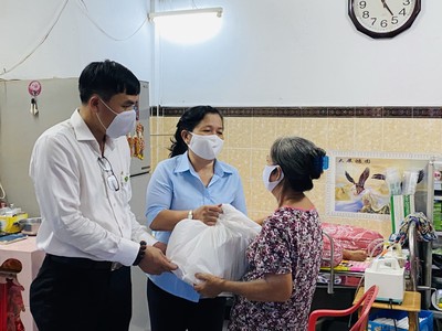 Nhiều doanh nghiệp giúp người nghèo vượt qua dịch Covid-19 