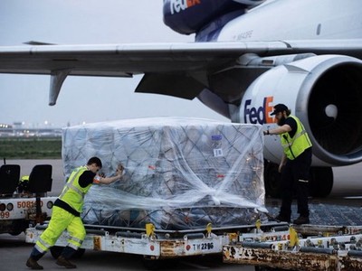 Hình ảnh bốc xếp hàng của hãng FedEx. (Nguồn: twitter.com/realDonaldTrump)