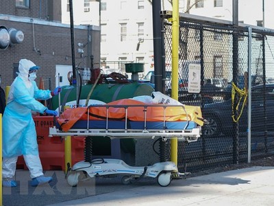Nhân viên y tế chuyển thi thể bệnh nhân COVID-19 tại bệnh viện Wyckoff ở New York, Mỹ ngày 4/4/2020. (Nguồn: AFP/TTXVN).