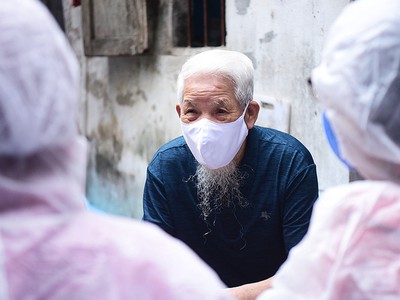 Người dân đeo khẩu trang phòng chống dịch Covid-19. 