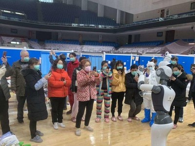 Robot Cloud Ginger hướng dẫn các bệnh nhân vận động tại bệnh viện Vũ Hán, Trung Quốc. (Nguồn: CloudMinds).