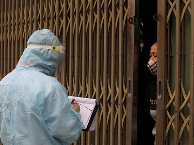 Nhân viên y tế điều tra dịch tễ, cách ty toàn thôn Hạ Lôi xã Mê Linh, huyện Mê Linh, Hà Nội, ngày 8/4.